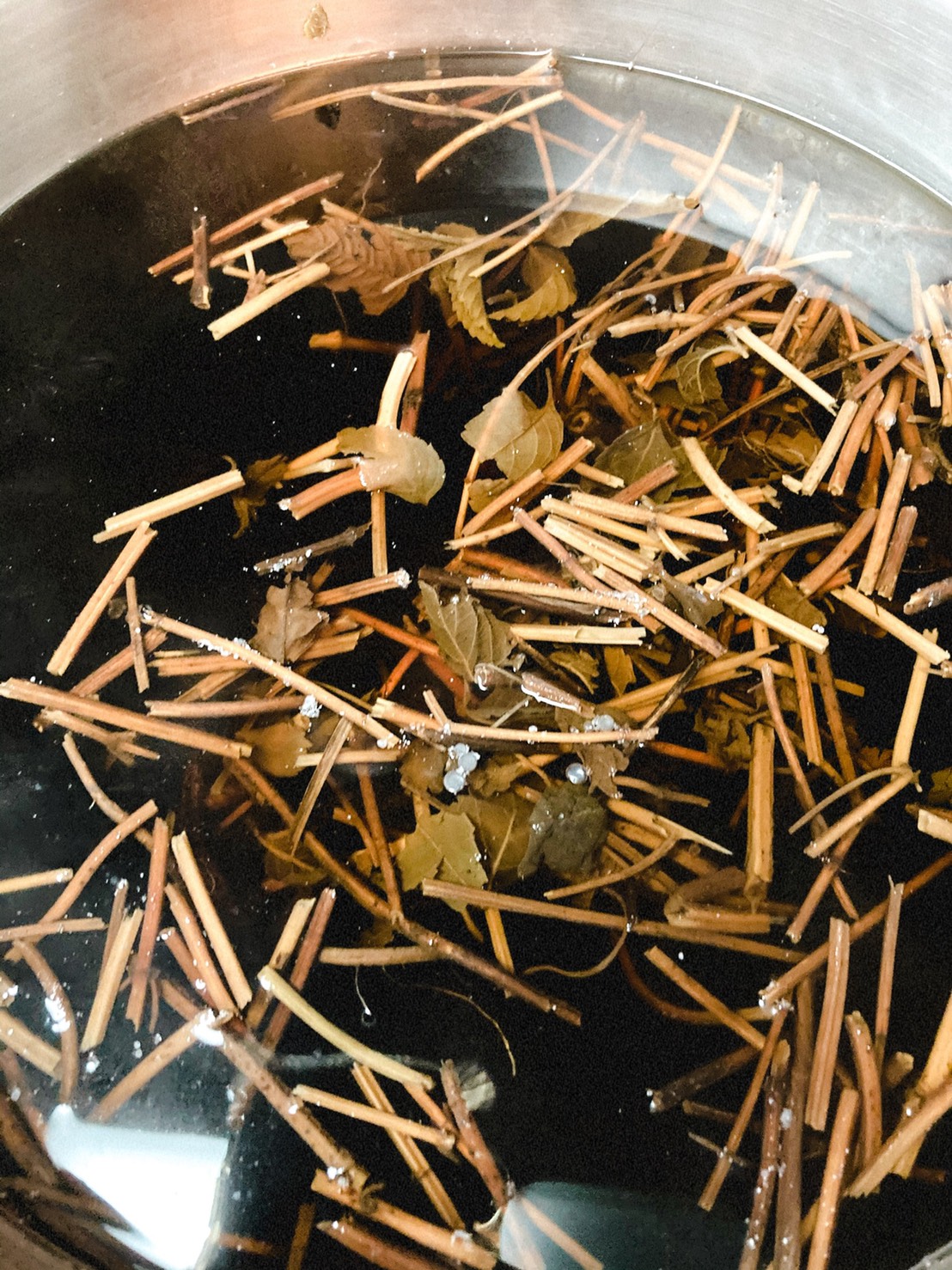 消暑退火自己煮的仙草茶